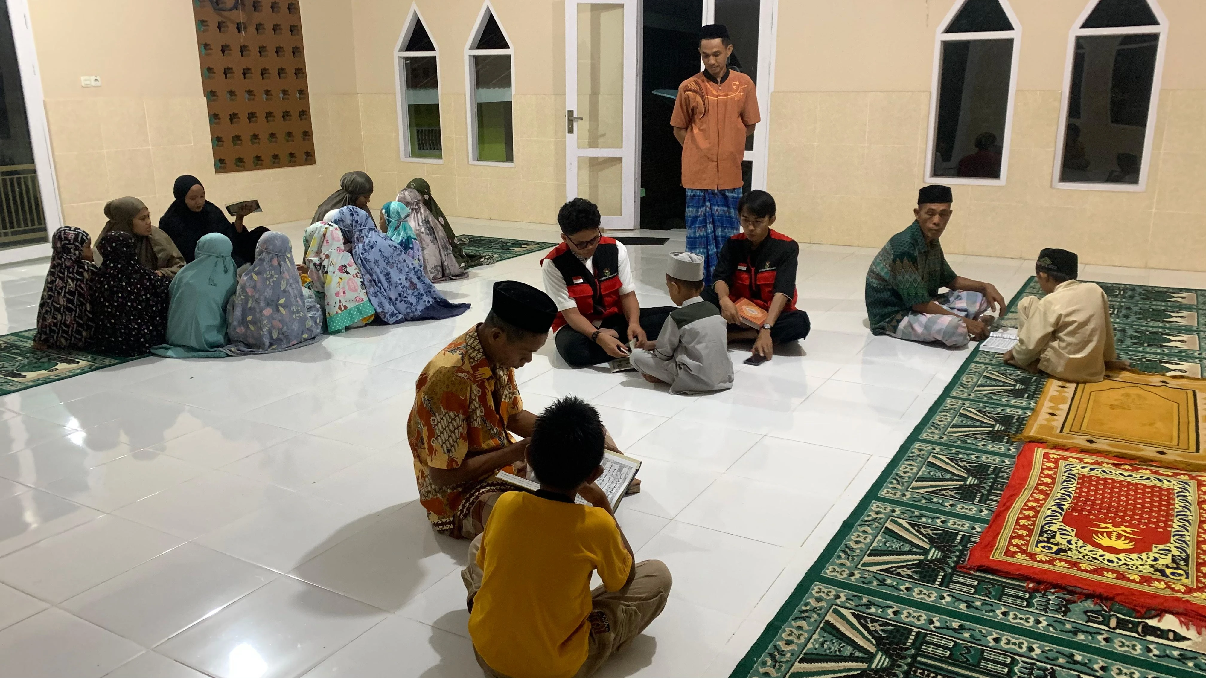 Suasana pendampingan belajar mengaji oleh Mahasiswa KKN Unhas di Masjid Nurul Amin, Dusun Bungung Bale , Senin, 5 Januari 2026.